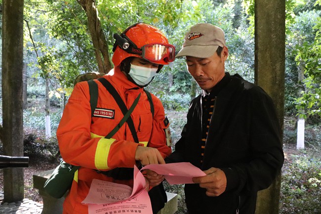 福安市森林消防大隊指戰員在景區巡護途中向游客宣講森林防火常識。陳俊偉攝