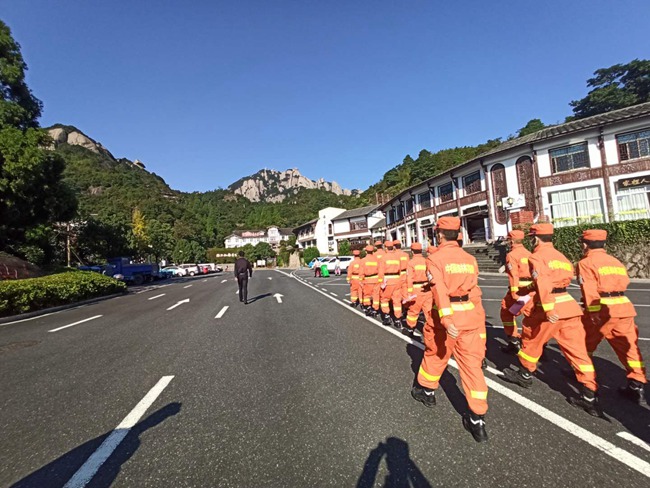 福安市森林消防大隊指戰員整齊行進向太姥山景點出發。陳俊偉攝