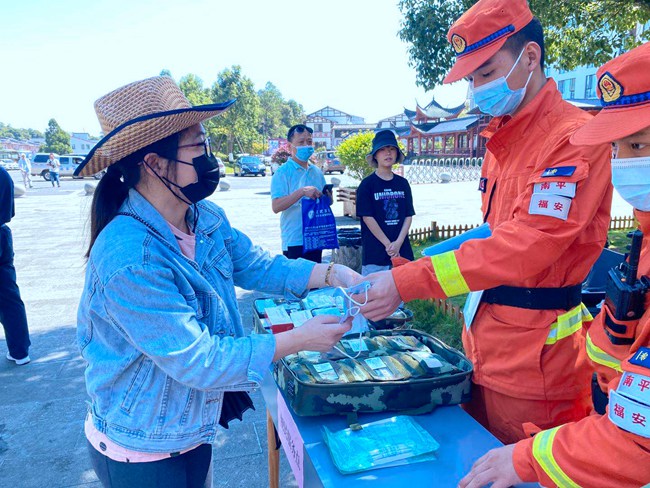 福安市森林消防大队指战员在游客下车处设立便民服务点。陈俊伟摄