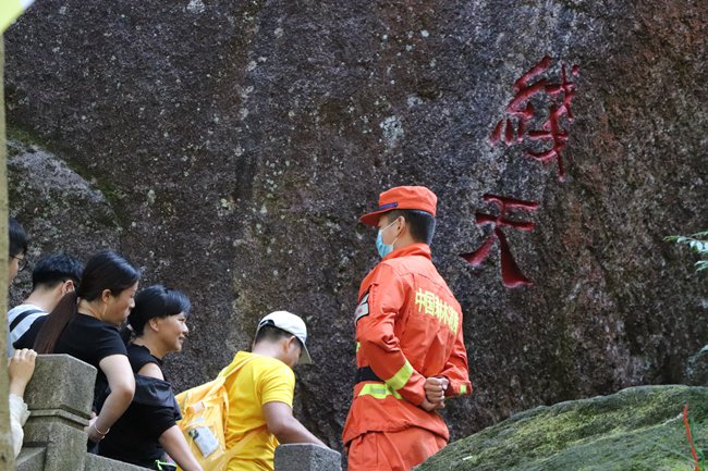 指戰員昂首挺胸站在太姥山著名景點一線天執勤維護現場秩序。陳俊偉攝