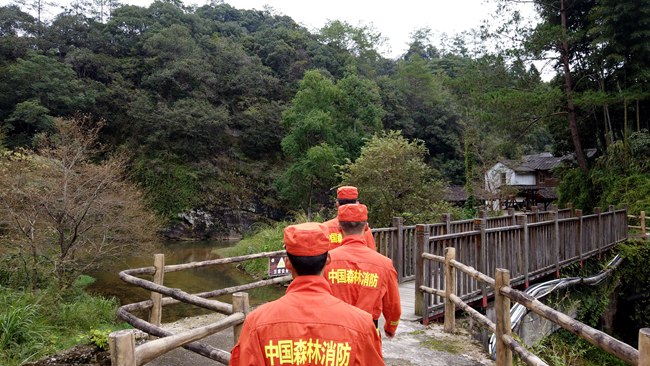南平市森林消防大隊指戰員在景區巡邏。張仕霖攝
