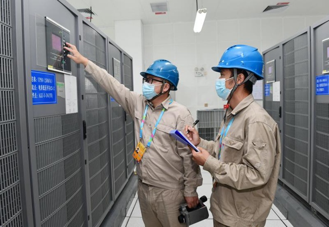 國網福州供電公司保電人員在第三屆數字峰會海峽會展中心現場開展測溫特巡。