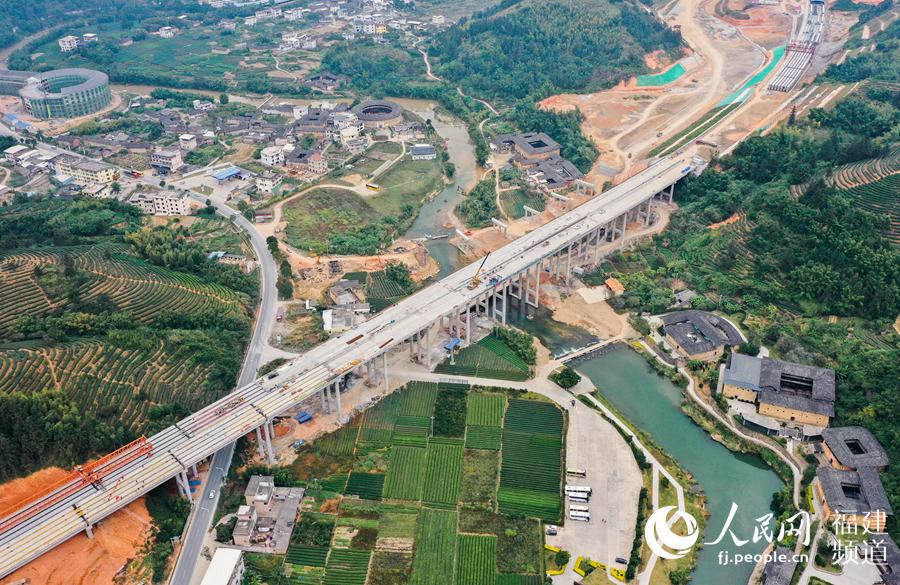 11月3日，漳武高速南靖段A4標段田中賦大橋貫通，兩邊散布著土樓。謝威攝