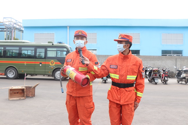 福安市森林消防大隊指戰員藍義晶正在講解滅火器操作與使用方法。福安市森林消防大隊供圖