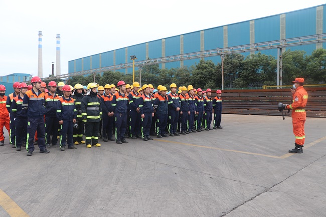 福安市森林消防大隊指戰員藍義晶正在向員工們講解緊急避險常識。福安市森林消防大隊供圖