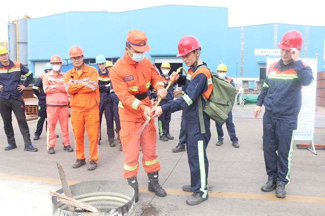 福安市森林消防大隊指戰員藍義晶正在指導企業員工操作使用電動水槍。福安市森林消防大隊供圖