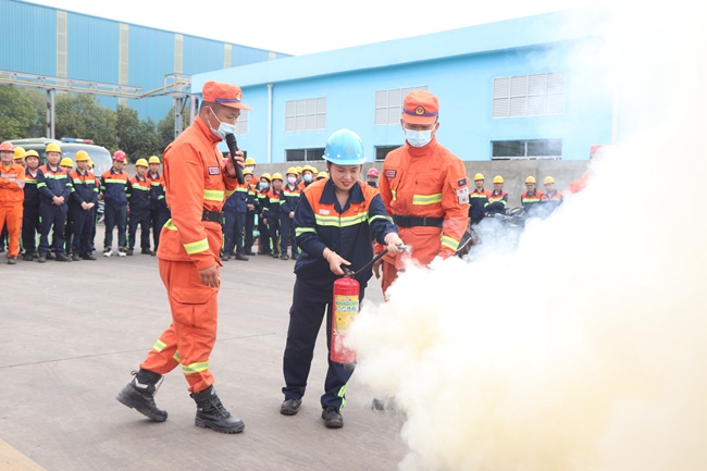 福安市森林消防大隊指戰員正在指導企業員工操作滅火器。福安市森林消防大隊供圖