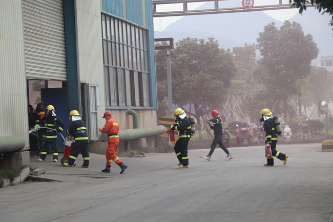 青拓集團員工在森林消防指戰員的指導下正在組織緊急情況應急處置。福安市森林消防大隊供圖