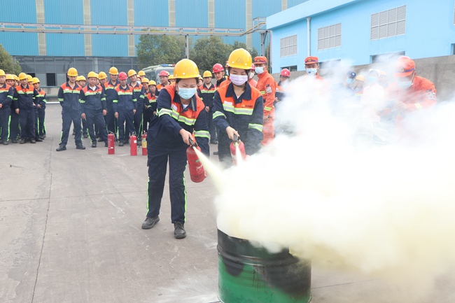 青拓集團員工正在使用滅火器實施滅火。福安市森林消防大隊供圖