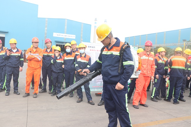 青拓集團員工正在體驗風力滅火機。福安市森林消防大隊供圖
