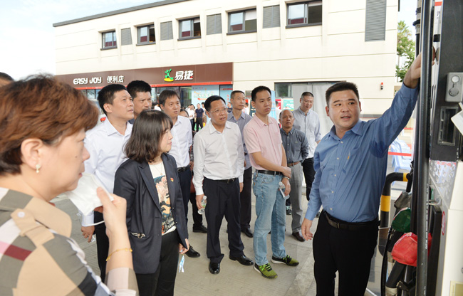 主播現場向來賓們介紹加油安全流程。庄庄攝