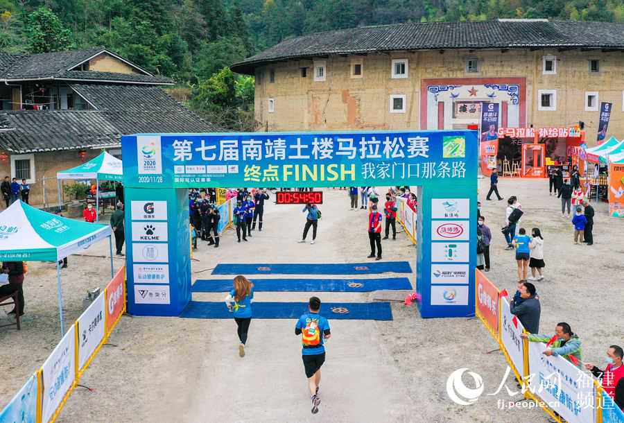 11月28日，“土樓故裡”福建南靖舉辦馬拉鬆賽，近千名跑者同場競速。謝威攝