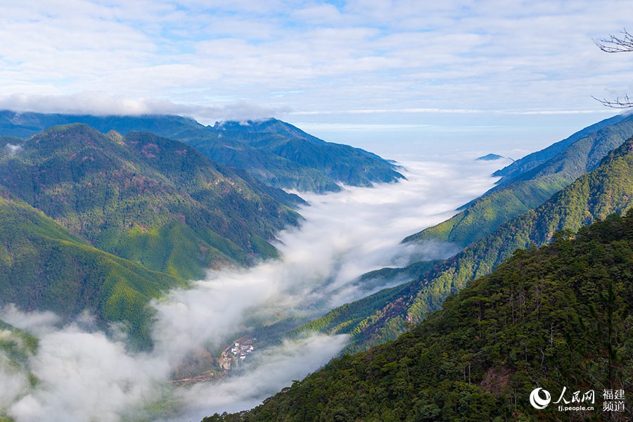 武夷断裂带峡谷内云雾缭绕，村庄若隐若现。人民网 焦艳摄