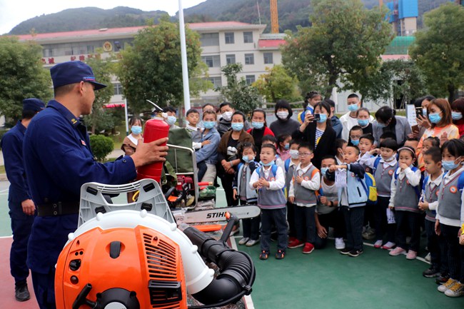 福建省森林消防總隊南平支隊福安大隊班長宗興振正在向幼兒園師生及家長講解手持滅火器使用方法。福安市森林消防大隊供圖