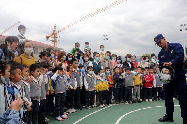 福建省森林消防總隊南平支隊福安大隊四級消防士庄璐寧正在向幼兒園師生及家長演示油鋸的操作與使用方法。福安市森林消防大隊供圖