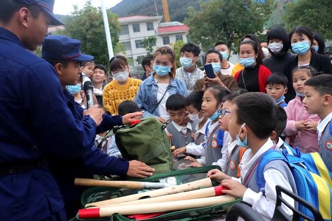 福建省森林消防總隊南平支隊福安大隊指戰員正在向小朋友們講解森林滅火裝備種類。福安市森林消防大隊供圖