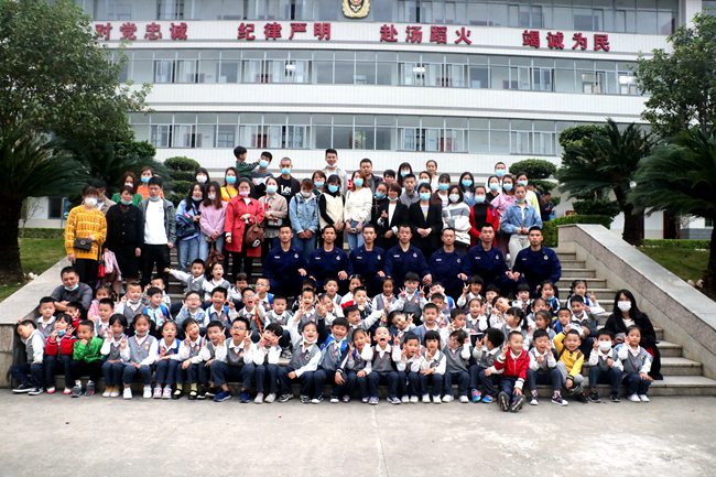 活動結束后，福建省森林消防總隊南平支隊福安大隊指戰員與第一幼兒園教育集團亭兜園師生及家長合影留念。福安市森林消防大隊供圖