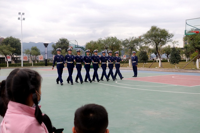 С�������ڹۿ�����ʡɭ�������ܶ���ƽ֧�Ӹ������ָսԱ��֯����ѵ����ʾ��������ɭ��������ӹ�ͼ