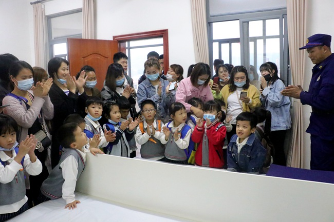 幼兒園師生及家長參觀指戰員宿舍並現場觀摩指戰員演示內務被的疊法。福安市森林消防大隊供圖