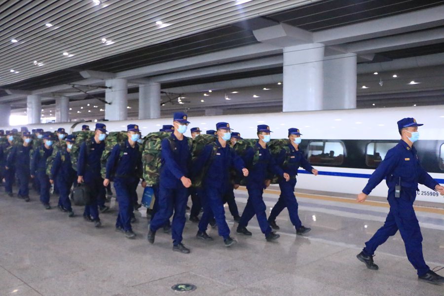 高鐵站內駐防隊伍整齊行進。福建省森林消防總隊供圖