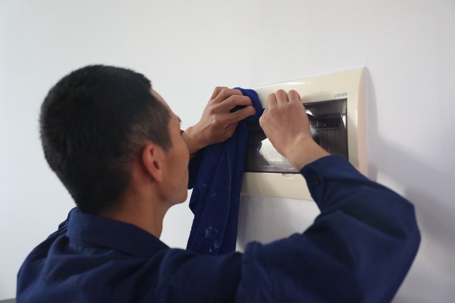 消防員正在仔細擦拭各個角落。福建省森林消防總隊供圖