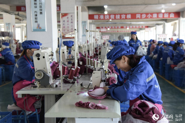 集美援建的扶貧工廠——臨夏州廈琳鞋業。林志杰攝