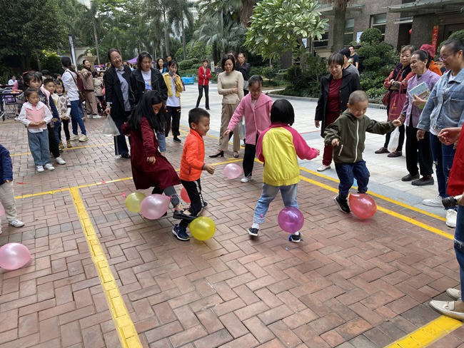 臻園小區鄰裡節踩氣球活動。福州市世茂臻園小區黨支部供圖