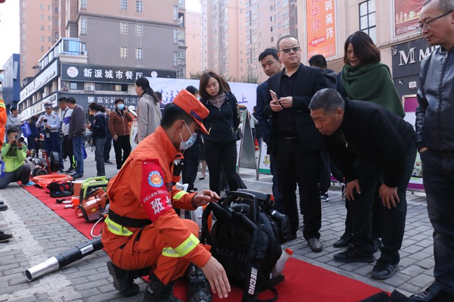 ‎2020‎年‎11‎月‎10‎日武夷山大隊光澤駐訓119宣傳月活動講解裝備福建省南平市森林消防支隊供圖
