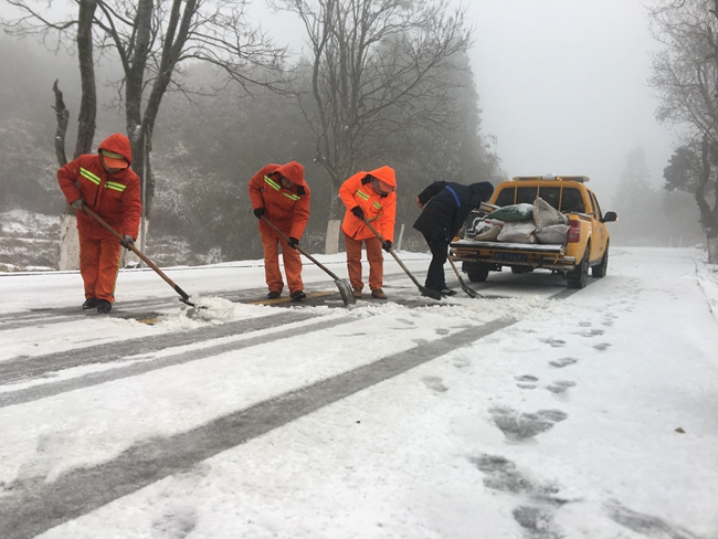 养路工铲雪除冰.黄忠英 摄