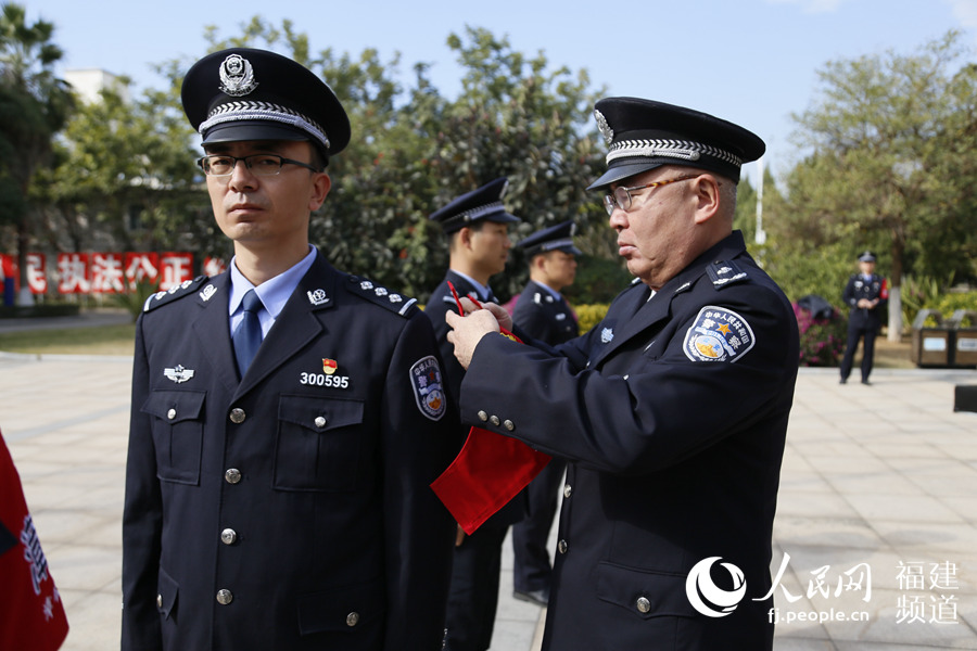 10日上午，一名“漳州110”民警被授予“红袖标”。漳州市公安局供图