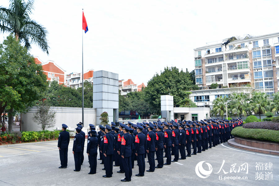 10日上午，“漳州110”民警面向警旗敬礼。漳州市公安局供图