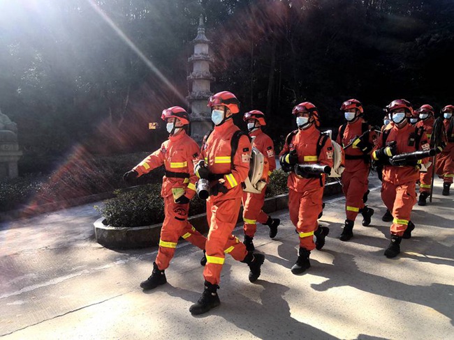 消防指戰員正在重點林區開展攜裝巡護工作。福安市森林消防大隊供圖