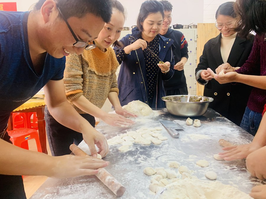 項目部留守員工及家屬包餃子。 項目部供圖