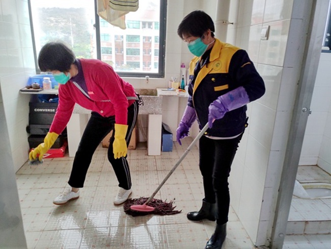 學校職工打掃學生宿舍衛生。閩南理工學院供圖