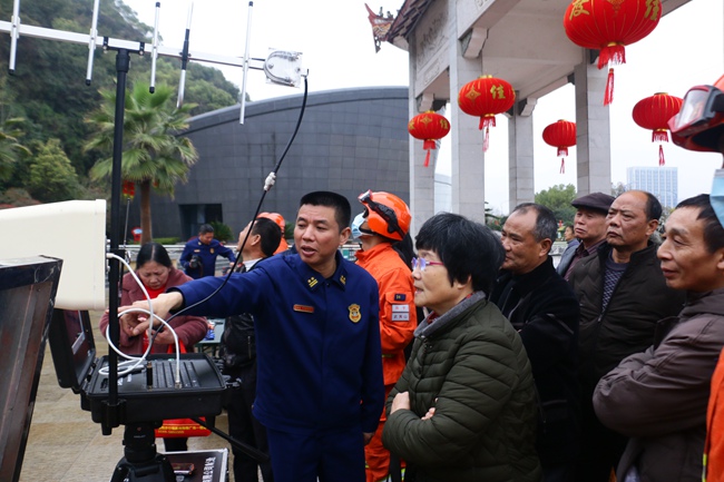 福建省森林消防總隊南平支隊支隊長江孝成為群眾答疑解惑。官晨峰攝
