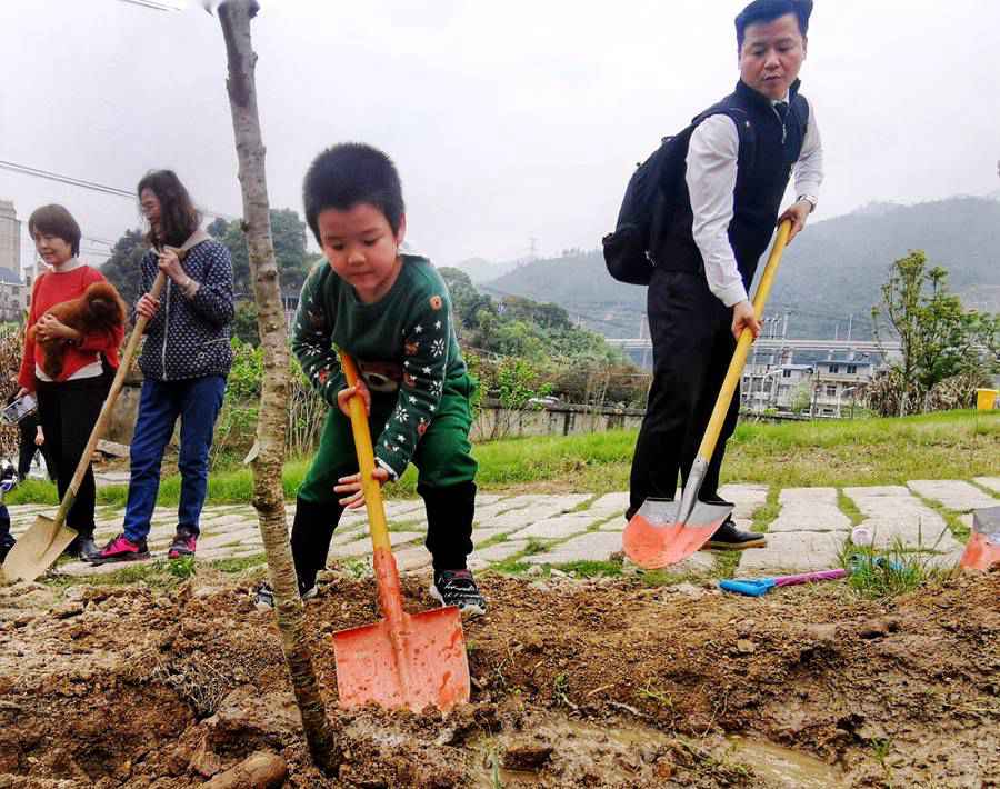 10對兩岸家庭和16名在榕台胞參與植樹。