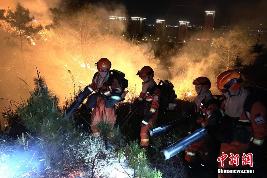 福建森林消防连夜扑救森林火灾