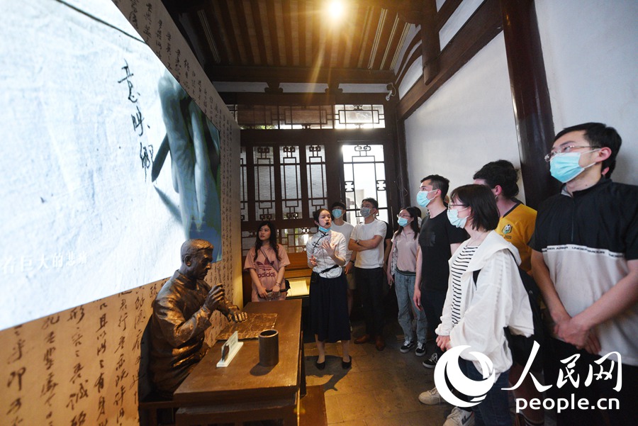考察三坊七巷文化遺產保護。人民網 余杉芳攝