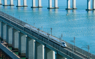動車組列車通過平潭海峽公鐵大橋
