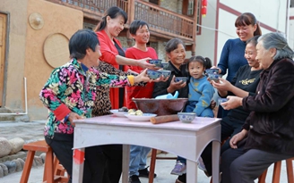 三明將樂，村民聚在一起，吃小吃、飲擂茶