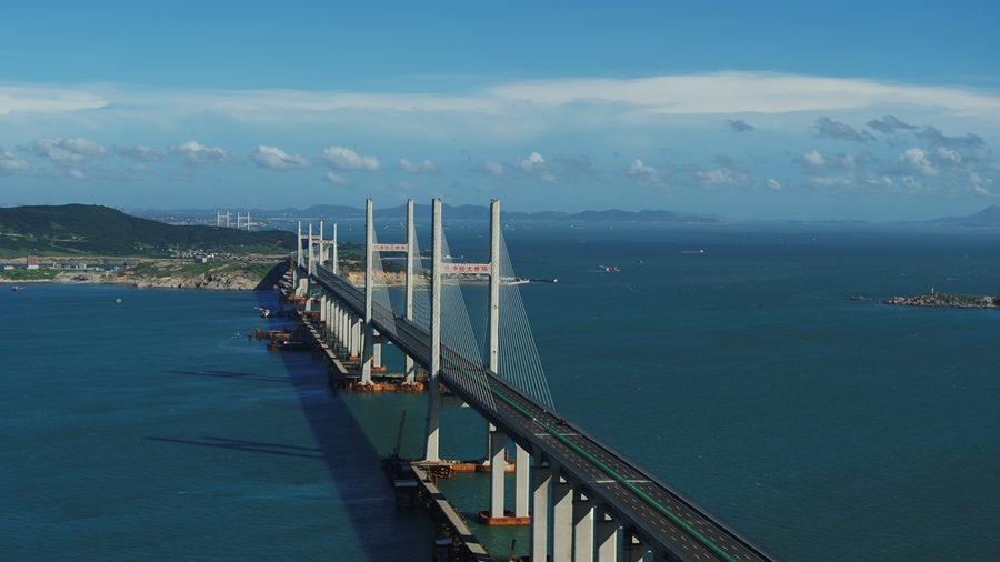 平潭海峽公鐵大橋是目前世界上跨度最大的跨海峽公鐵兩用斜拉橋。福州高速公司供圖