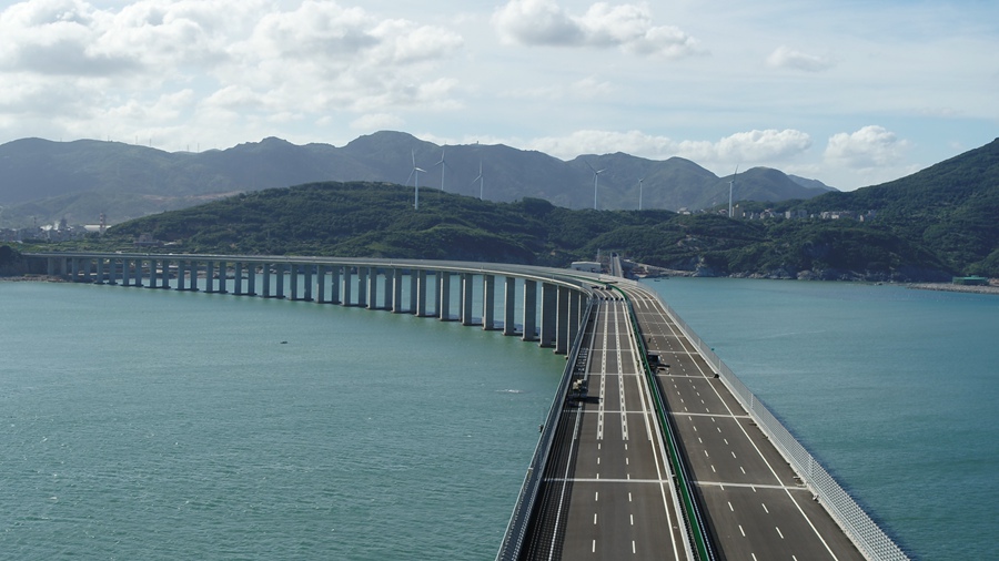 大橋公路、鐵路面兩側的風屏障可有效削減風力，6級風通過時橋面一般隻有3級風的強度。福州高速公司供圖