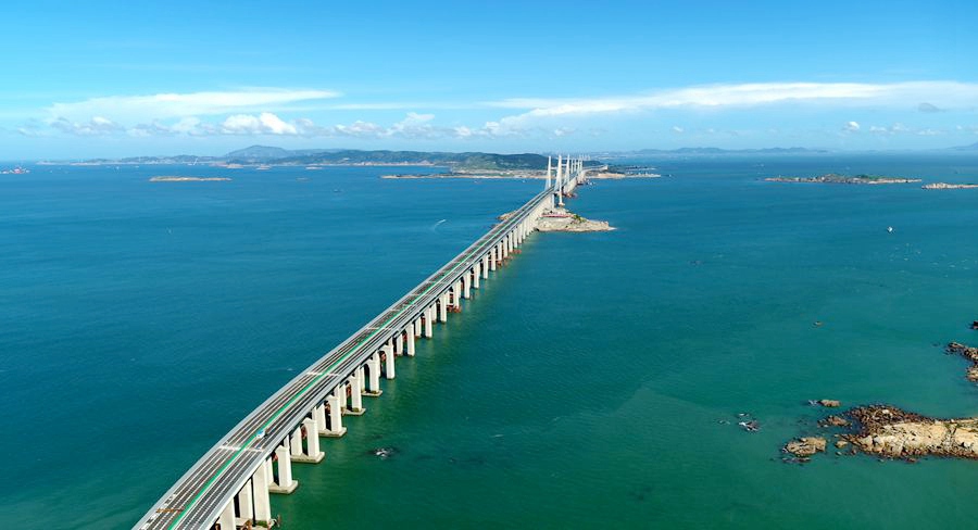 平潭海峡公铁大桥宛如海中的一串珍珠项链在建桥禁区架起希望