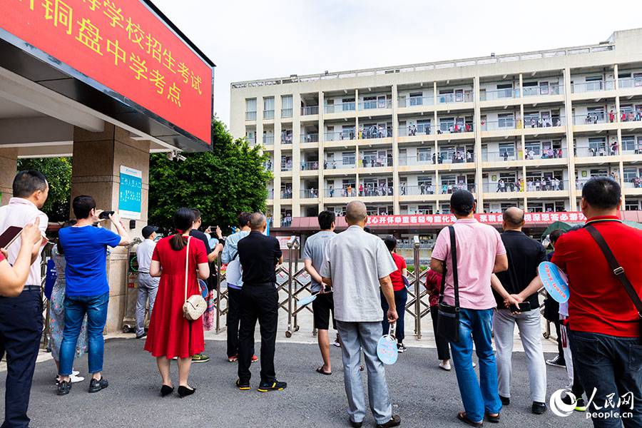 �ڸ���ͭ����ѧ���㣬�غ��ڿ�����ļҳ��������� ������