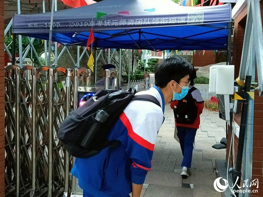 廈門一中考點外，一考生正在測體溫。人民網 陳博攝