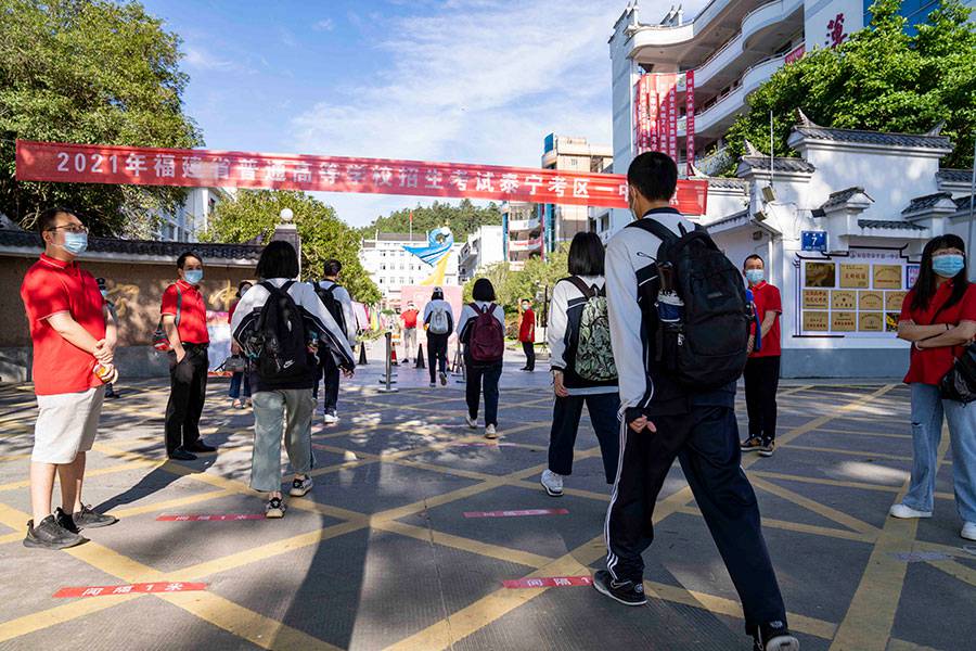 在三明泰寧一中考點，考生們有序進入考場。林娜攝