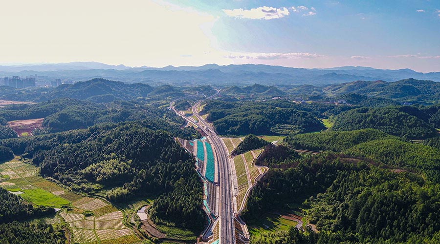 興泉鐵路寧化站位於福建省三明市寧化縣城南鎮茜坑村，建筑面積近5000平方米。范日樑攝