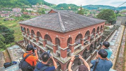 南安市眉山乡观山村番仔楼.陈英杰摄