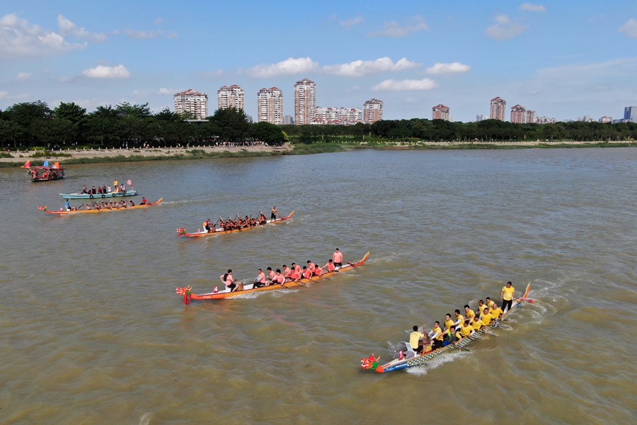 第四届“泉州扒龙船习俗”在笋江举行。陈起拓摄