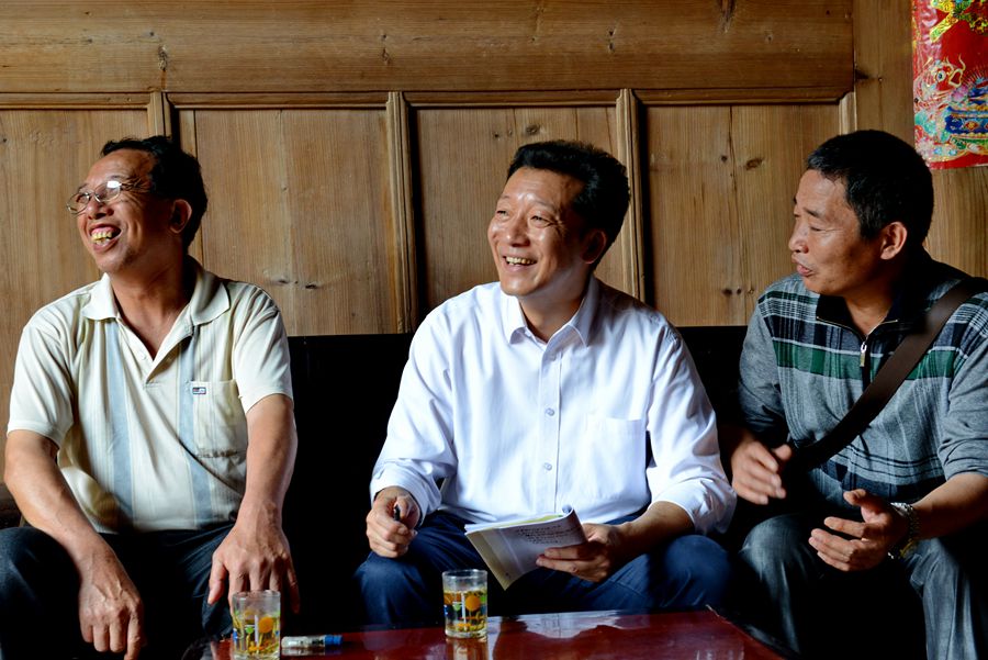 廖俊波（中）在政和縣鬆源村走訪慰問群眾（2014年2月1日攝）。新華社發（李福興攝）